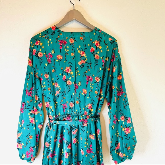 Socialite Floral Print Wrap Mini Green Multi Dress Size Medium NWT - Picture 8 of 10